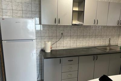 Apartament cu 3 camere semidecomandat în Titan