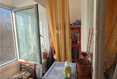 Apartament două camere - zona Longinescu - etaj 2/3 - 7