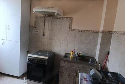 Apartament cu 3 camere semidecomandat în Central