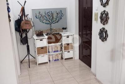 Apartament cu 3 camere decomandat, mobilat în Dacia