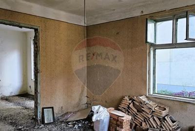 Casă cu 3 camere cu Canalizare în Central - 1