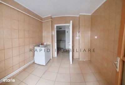 Apartament cu 3 camere decomandat în Micro 21