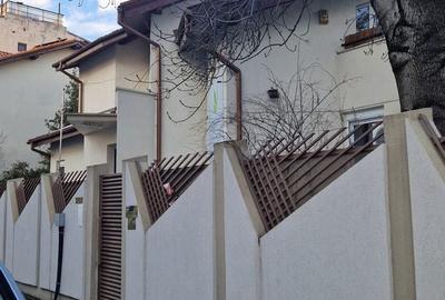 Casă cu 10 camere cu Teren 402 Mp în Tei