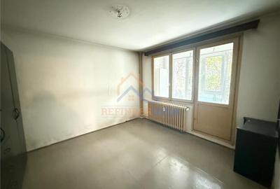 Vanzare apartament 3 camere, decomandat, etaj 1 zona Drumul Taberei - 1
