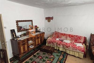 Casă cu 4 camere decomandat în Strezeni