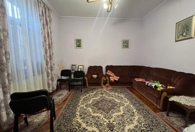 Casă cu 4 camere decomandat în Central