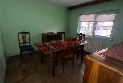 Apartament cu 4 camere decomandat în Nicolina