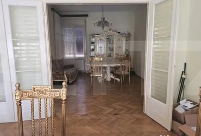 Casă cu 7 camere cu Teren 810 Mp în Central - 4