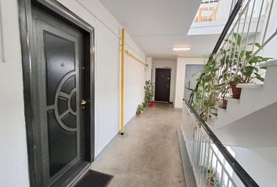 Apartament cu 3 camere decomandat în Vitan