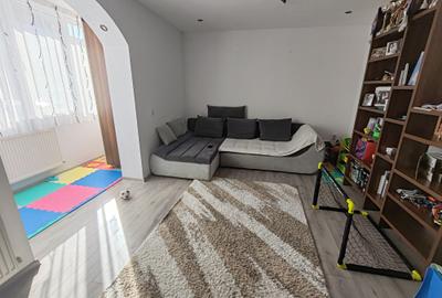 Apartament cu 2 camere decomandat, mobilat în Tractorul - 1