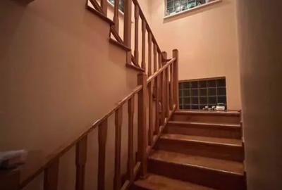 Casă cu 5 camere cu Teren 581 Mp în Central