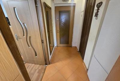 Apartament cu 2 camere semidecomandat în Craiovei