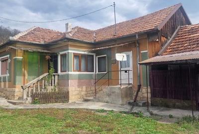 Casă cu 4 camere cu Teren 120 Mp în Almașu - 1