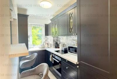 Apartament cu 3 camere semidecomandat în Centrul Civic