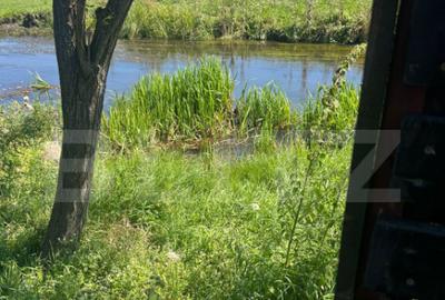 Teren ingradit si casa la rosu - 5