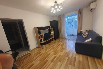 Apartament cu 3 camere semidecomandat, mobilat în Titan