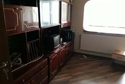 Inchiriez o camera intr-un apartament - 1