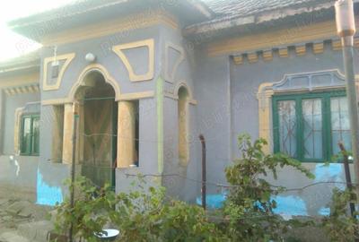 Casă cu 3 camere cu Teren 1034 Mp în Central - 1