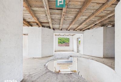 Casă cu 7 camere cu Teren 1079 Mp în Central - 2