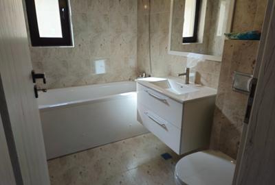 Vila 4 camere si mansarda,str GHIDIGENI,incalzir pardoseala,comision 0 - 9