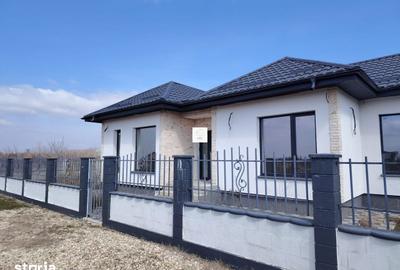 Casă cu 4 camere cu Teren 484 Mp în Crevedia - 1