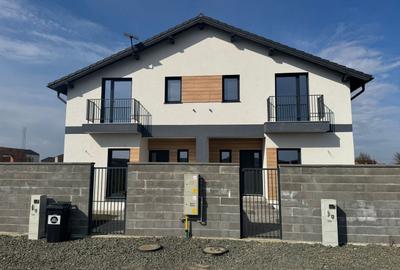 Duplex cu 4 camere cu Canalizare în Moșnița Nouă - 1