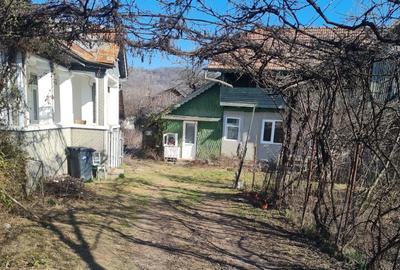 Casă cu 4 camere în Izvoarele