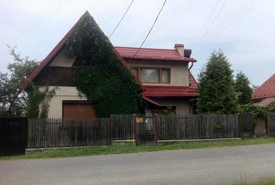 Casă cu 4 camere cu Teren 440 Mp în Central