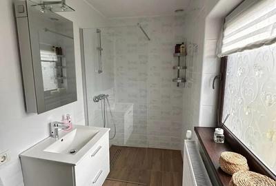 Casa de inchiriat 3 dormitoare living si bucatarie - 1