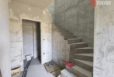 Casă cu 5 camere cu Canalizare în Plopi