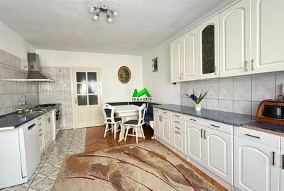 Apartament cu 3 camere decomandat, mobilat în Ștrand
