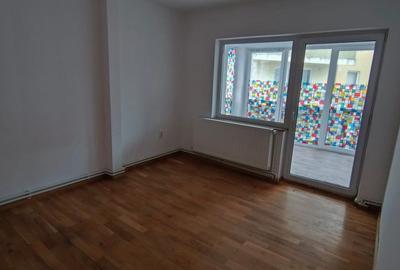 Casă cu 4 camere cu Canalizare în Central - 6