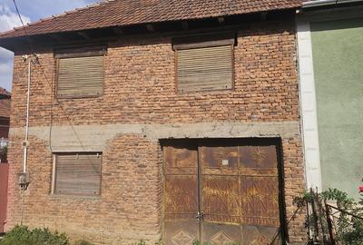 Casa de vacanta in rosu + 6400 mp teren - 2