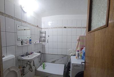Apartament cu 3 camere semidecomandat în Colentina