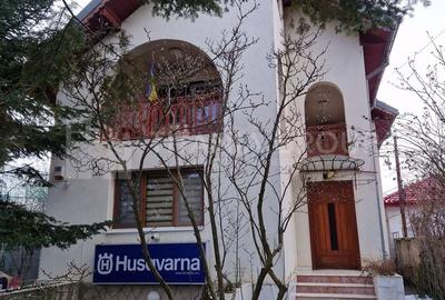 Casă individuală cu 5 camere cu Canalizare în Central - 1