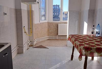 Se vinde un apartament cu 4 camere decomandat, situat în zona Port – Centru, - 1