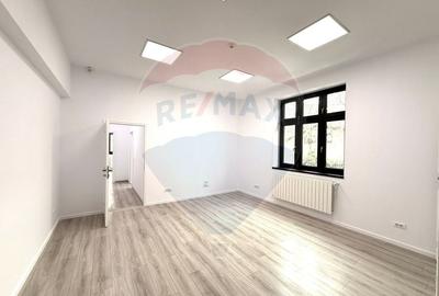 Spațiu comercial, de 100 mp, în P-ța Victoriei - 15