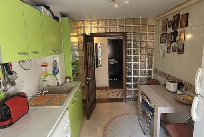 Apartament cu 3 camere decomandat în CET - 4