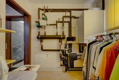 Refugiu exclusivist la lac – vilă cu piscină, grădină, priveliște - 15