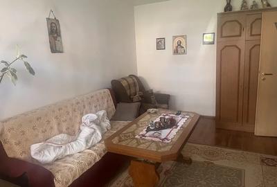 Apartament cu 3 camere decomandat, mobilat în Răcădău