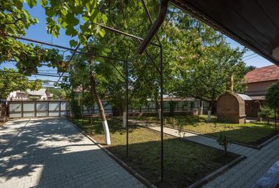 Casă cu 7 camere cu Canalizare în Central - 2