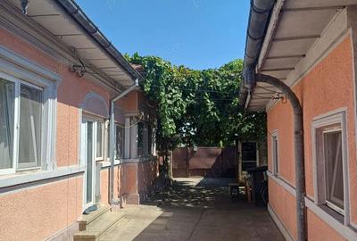 Casă cu 6 camere cu Teren 714 Mp în Săbăreni - 1