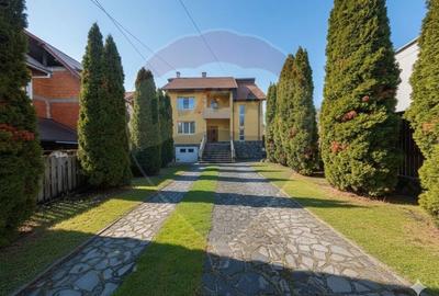 Casă individuală cu 8 camere cu Teren 4906 Mp în Central - 1