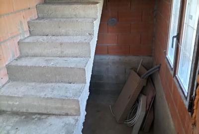 Casă cu 4 camere în Cordun