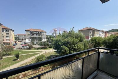 Apartament spa?ios cu 4 camere, situat in cartierului V...