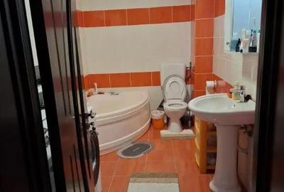 Apartament cu 3 camere decomandat în Roșu