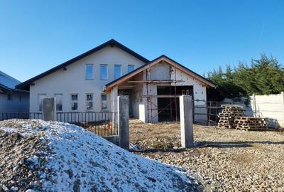 Casă cu 4 camere cu Teren 668 Mp în Central - 1