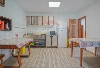 Casă cu 10 camere cu Teren 1137 Mp în Moieciu - 3