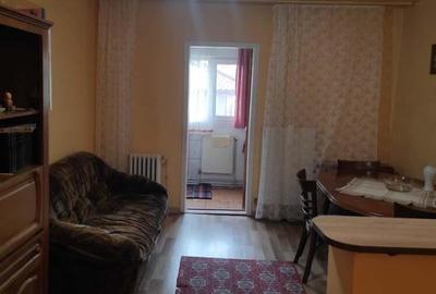 Ap 3 camere la parter cu balcon ?i beci str. Zamfirescu - 10