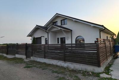 Casă individuală cu 4 camere în Obor